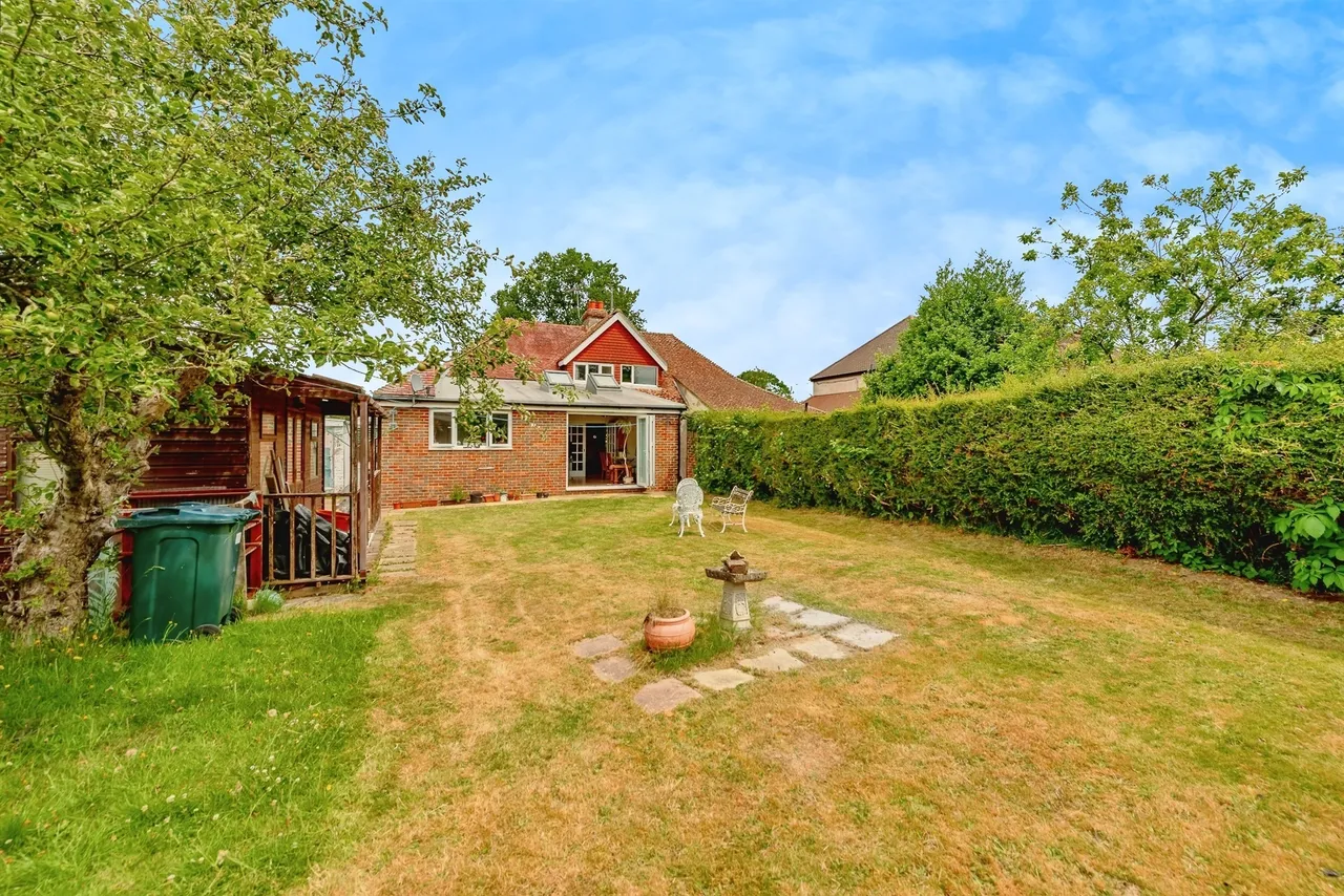 Barnfield Road, CRAWLEY, photo 3