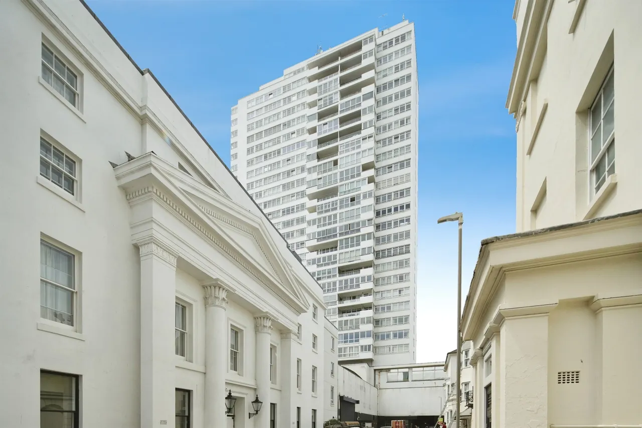 2 bed flat for sale — Sussex Heights, Brighton