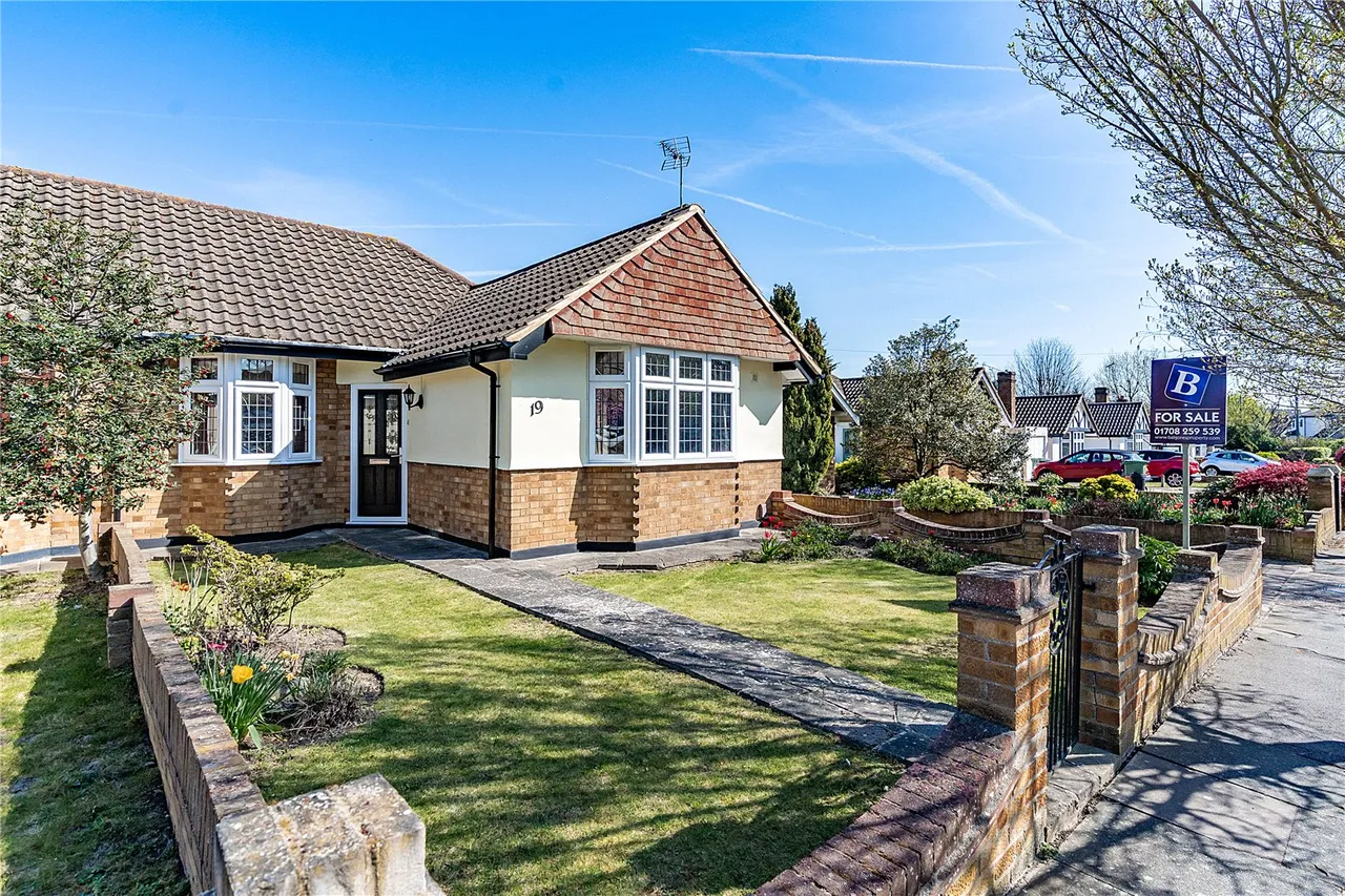 2 bed house for sale — Brookmans Close, Upminster, RM14