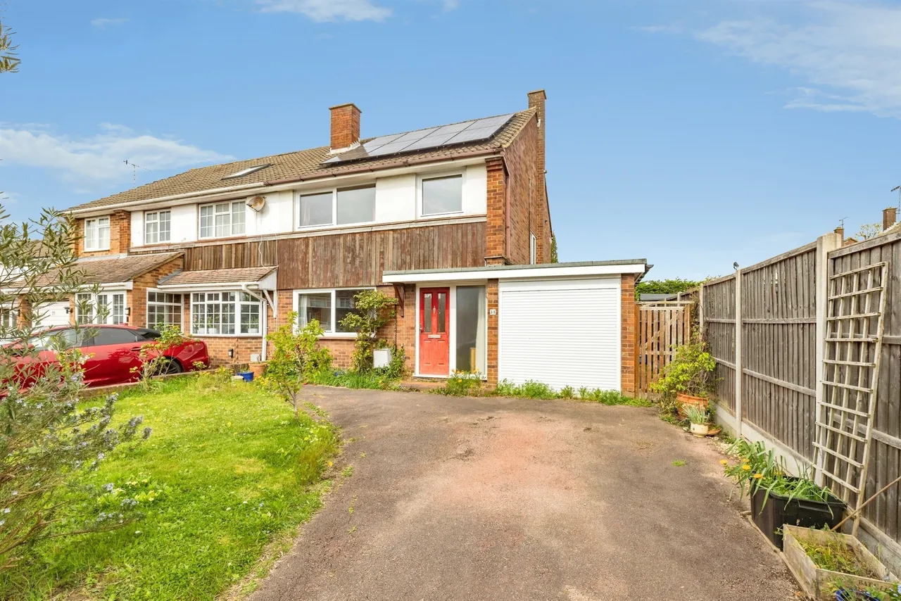 3 bed house for sale — Farm Way, Bushey