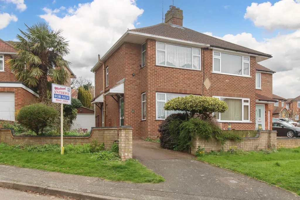 2 bed house for sale — Langley Avenue, Hemel Hempstead, Hertfordshire, HP3 9NS