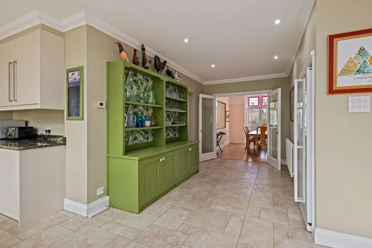 Kingston Lane, Teddington, Middlesex, TW11 9HN, photo 4