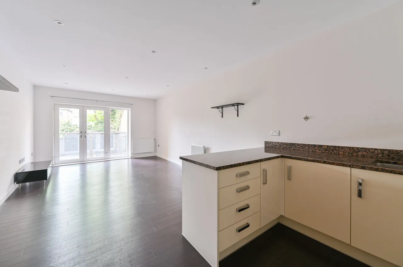 6 Westwood House, 47 Old Devonshire Road, London, photo 7