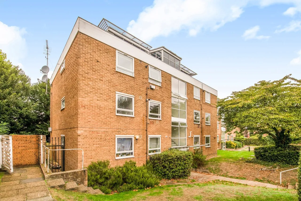 2 bed flat to rent, Cherrywood Drive, Putney, SW15