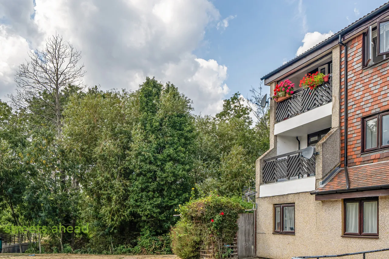 1 bed flat for sale, Derwent Road, London, SW20
