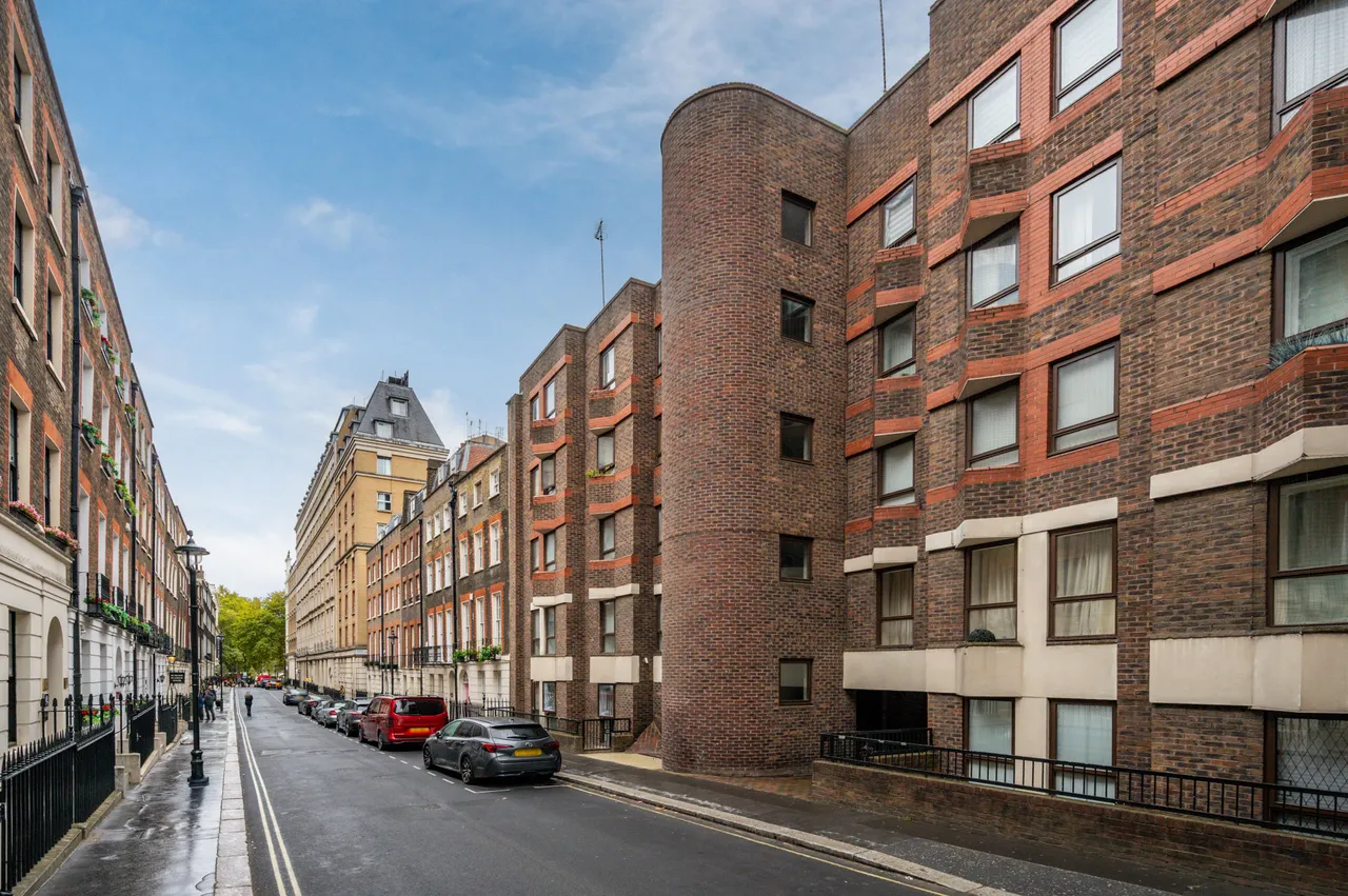 2 bed flat to rent, London, WC2N