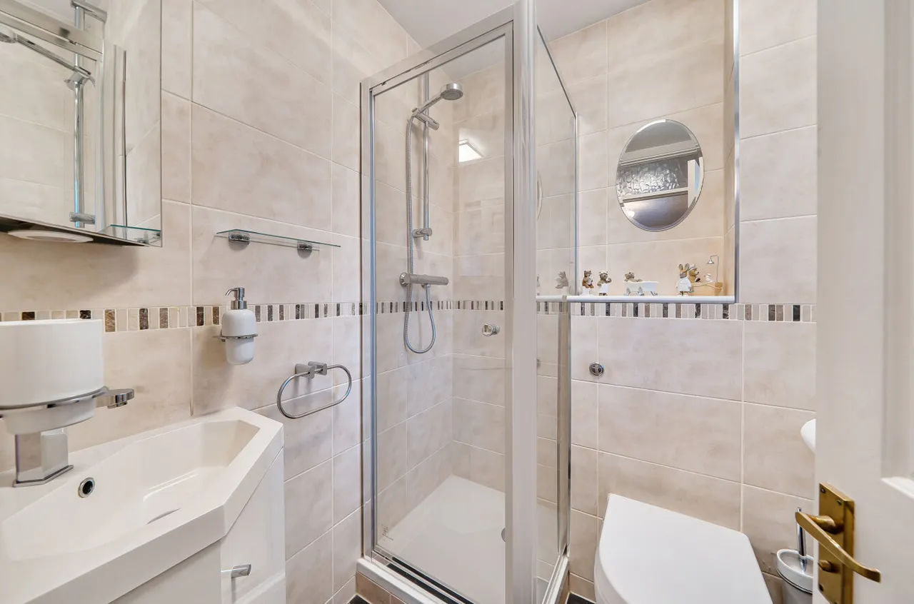 Waggoners Hollow, Bagshot, Surrey, GU19 5RE, photo 17