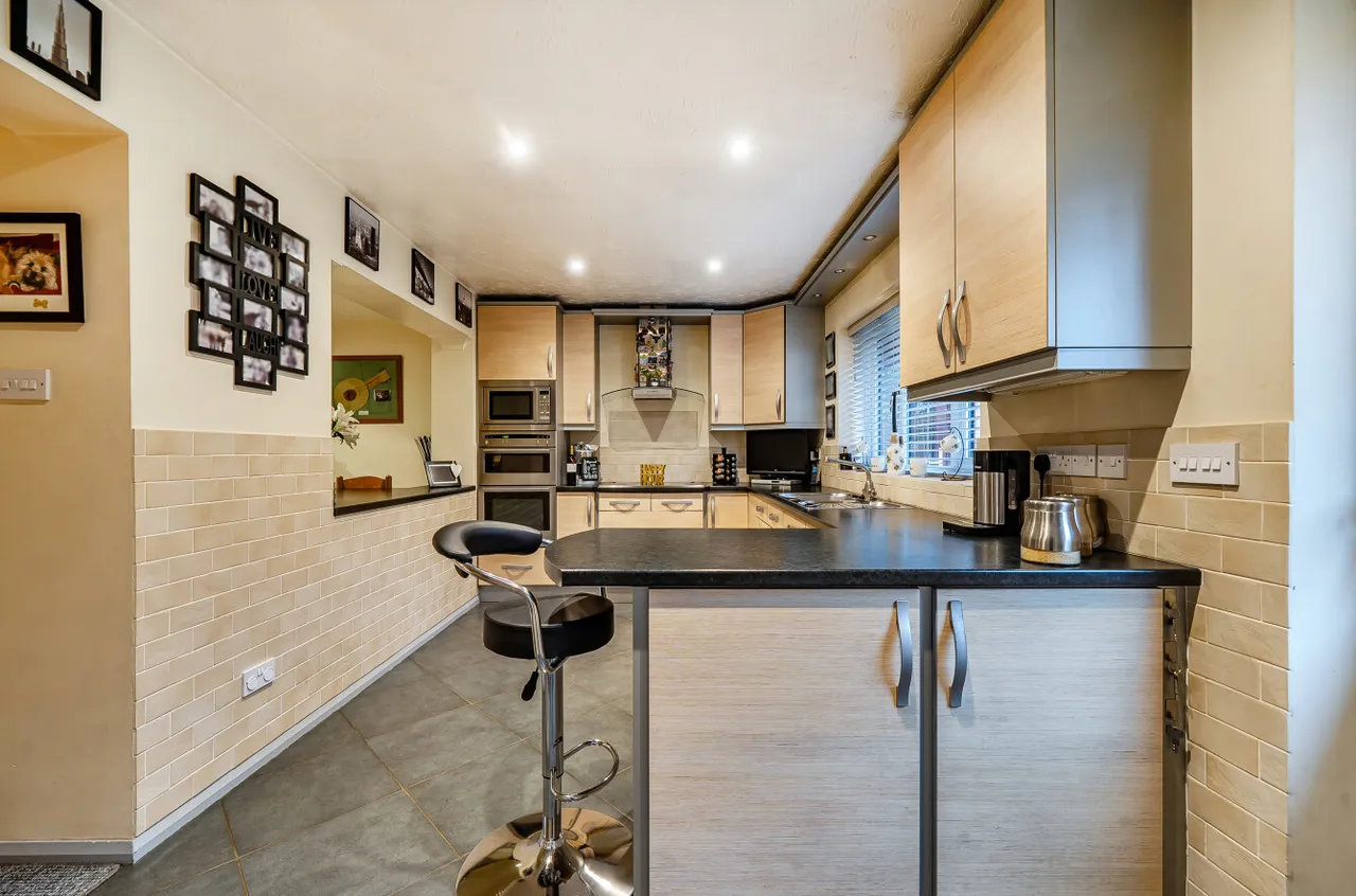 Waggoners Hollow, Bagshot, Surrey, GU19 5RE, photo 13