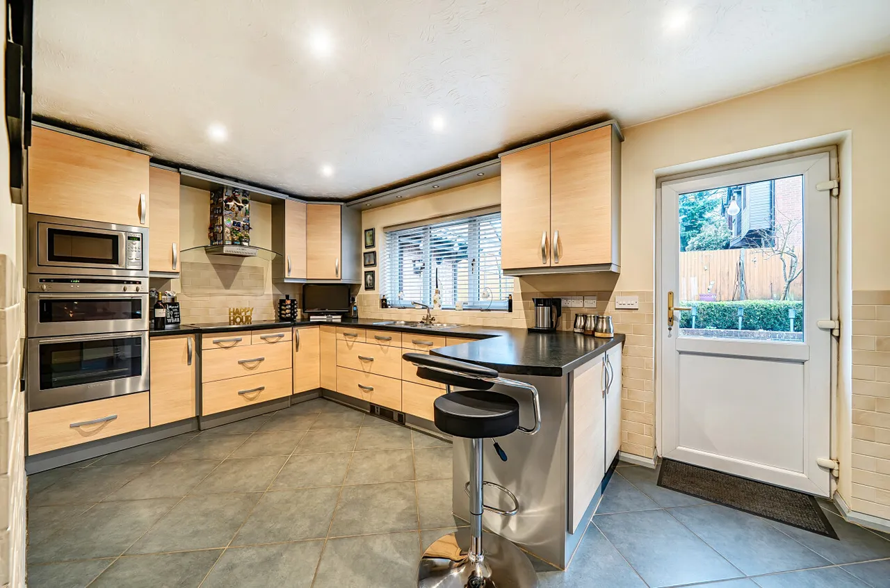 Waggoners Hollow, Bagshot, Surrey, GU19 5RE, photo 3