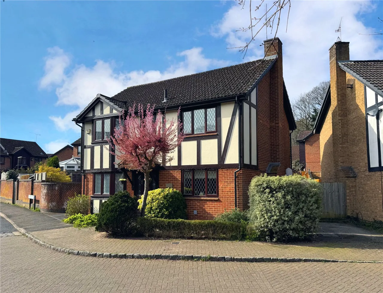 4 bed house for sale — Waggoners Hollow, Bagshot, Surrey, GU19 5RE