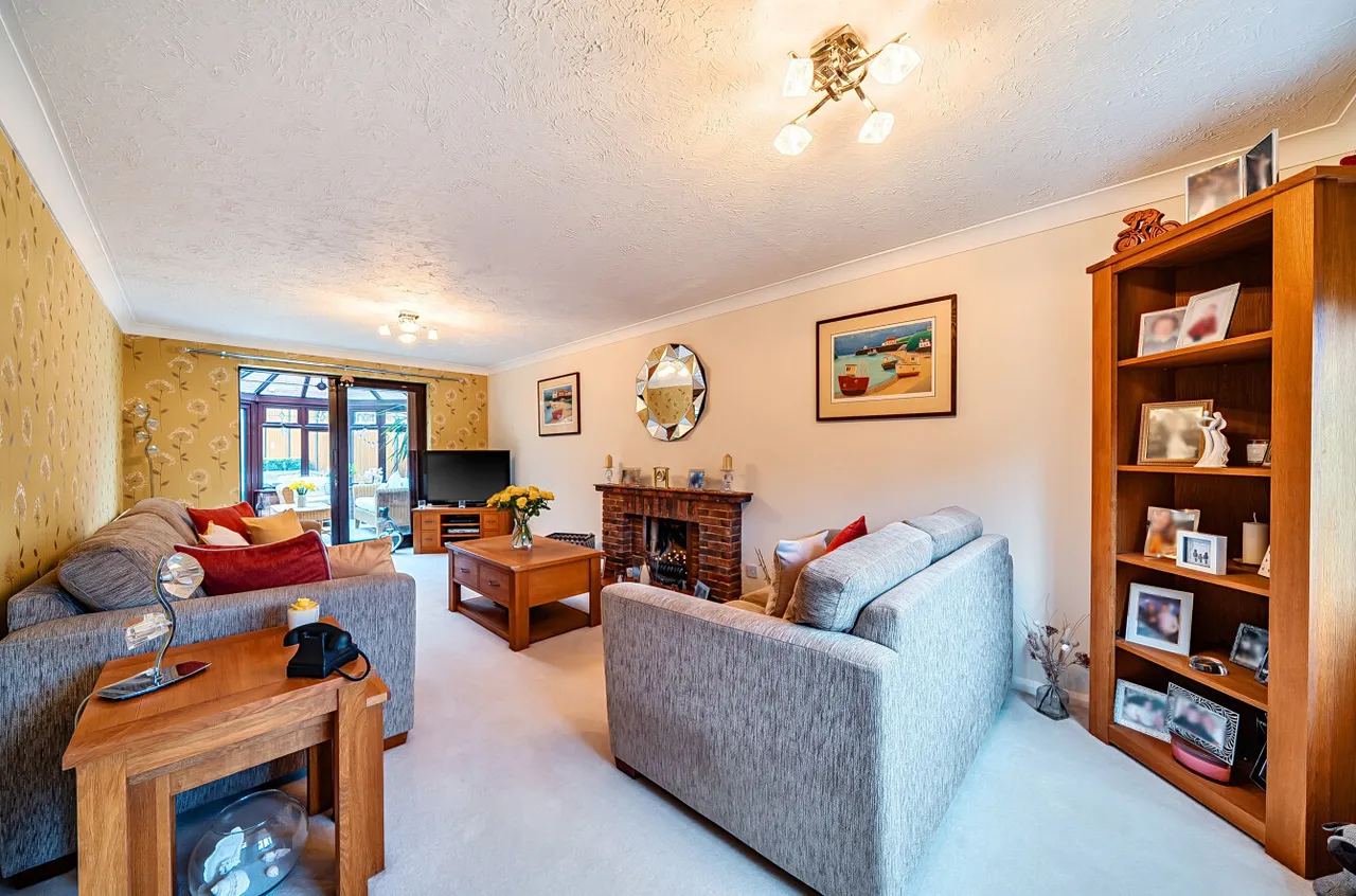 Waggoners Hollow, Bagshot, Surrey, GU19 5RE, photo 2