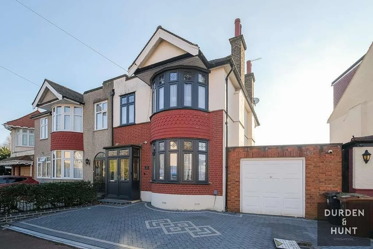 3 bed house for sale, Cavendish Gardens, Barking, IG11