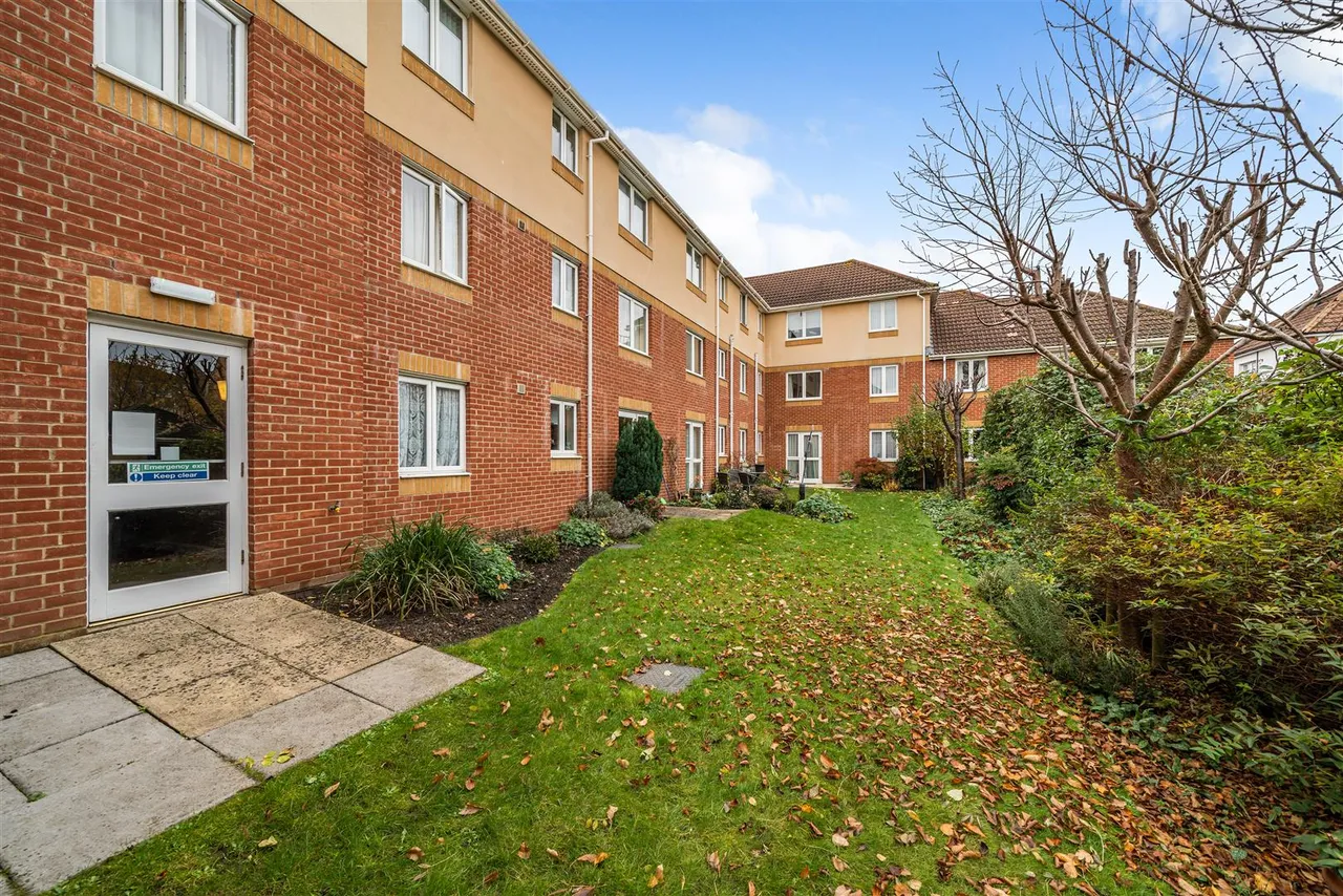 Victoria Road, Farnborough, GU14, photo 15