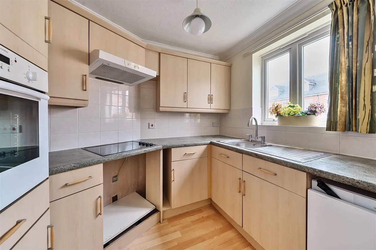 Victoria Road, Farnborough, GU14, photo 5