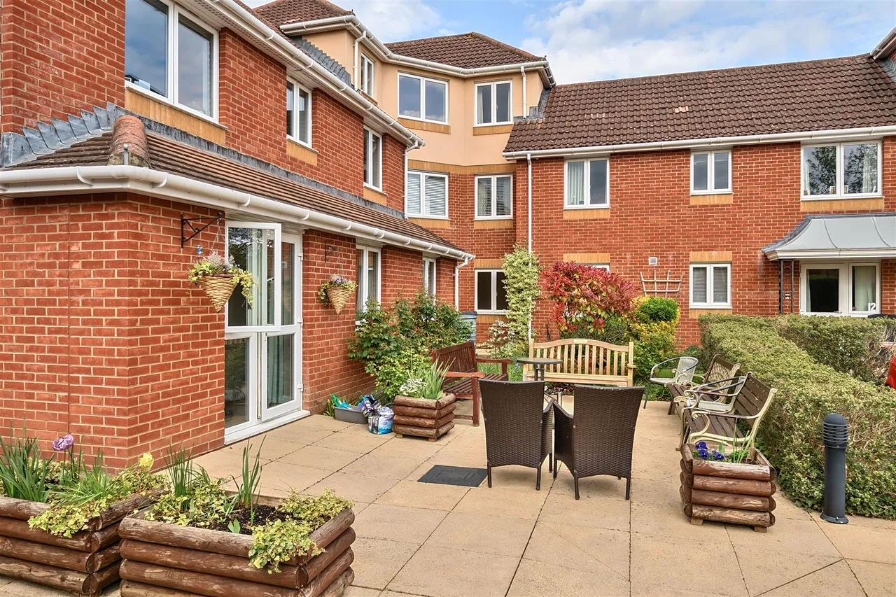Victoria Road, Farnborough, GU14, photo 10