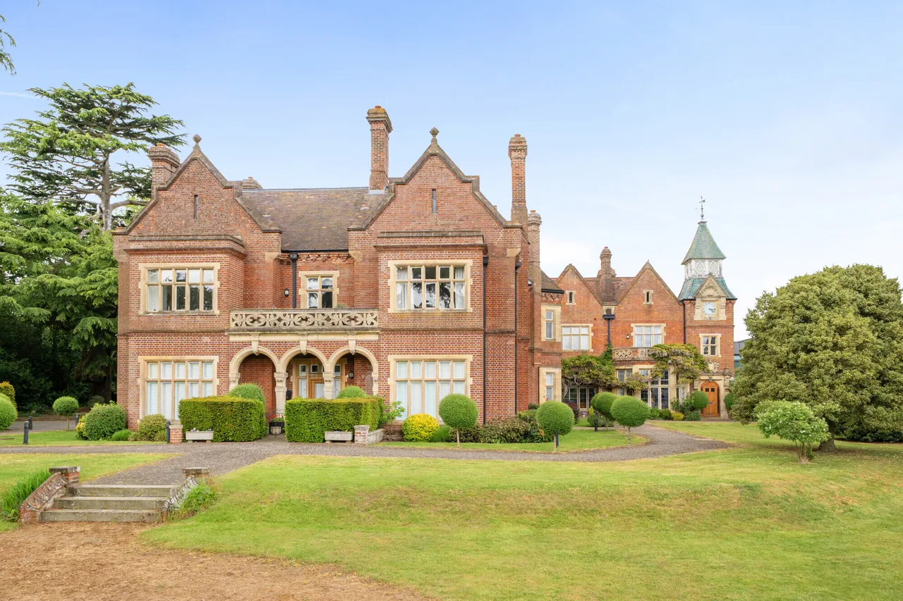 3 bed flat for sale — Gloucester Court, Rickmansworth, WD3
