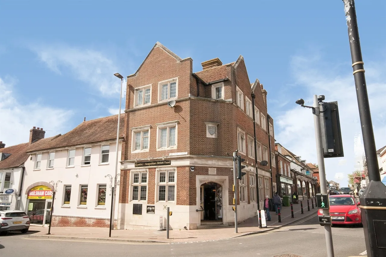 2 bed flat for sale — High Street, Hailsham