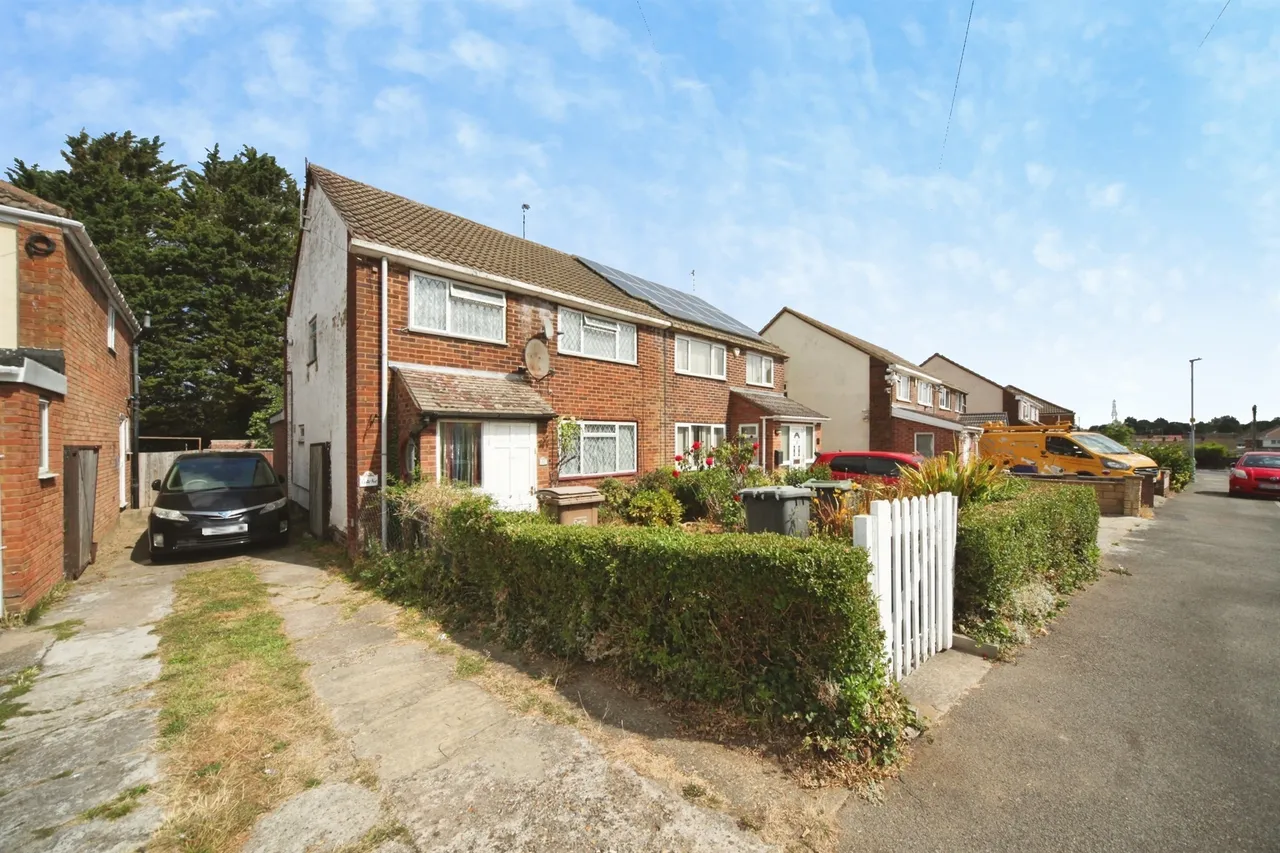 3 bed house for sale — Charlwood Road, Luton