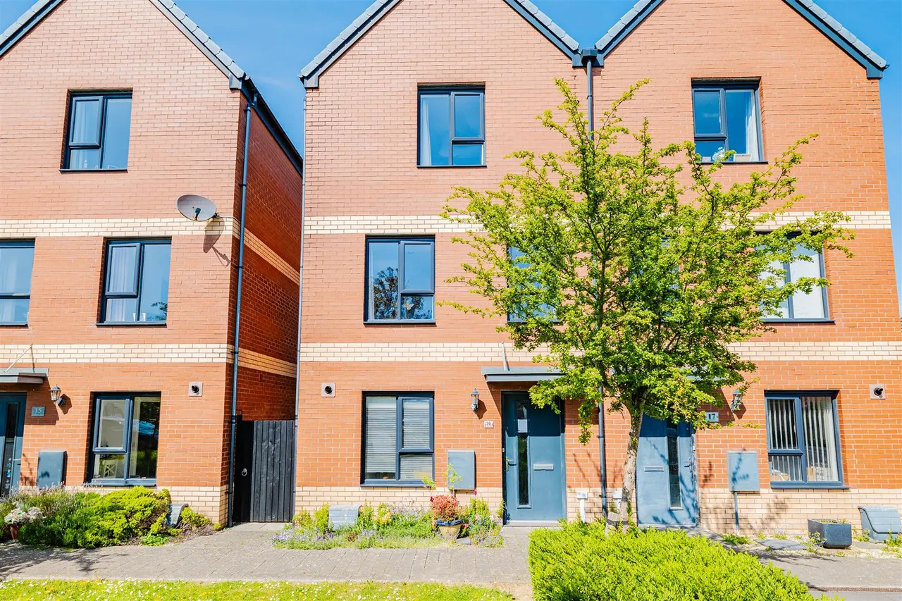 4 bed house for sale — Mariners Walk, Barry, CF62 5AY