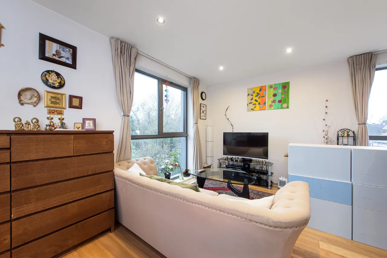 Flat 17, Cascades Apartments, 368-370 Finchley Road, London, photo 2