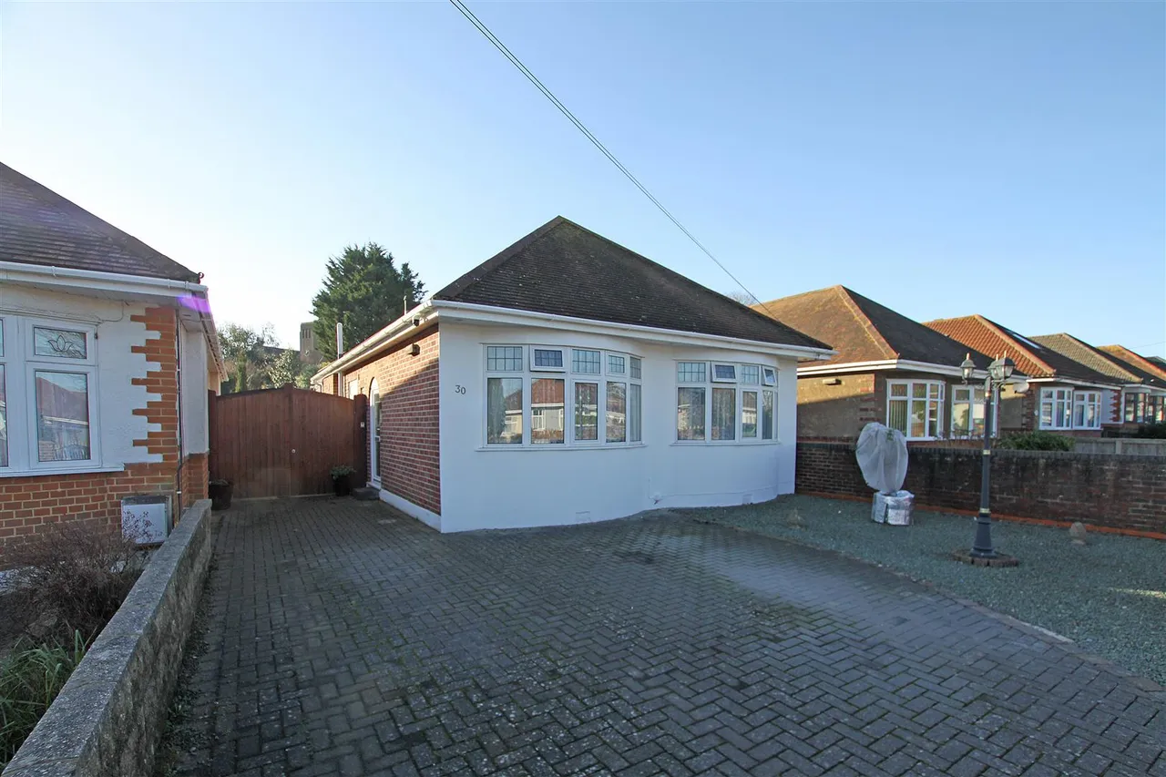 3 bed house for sale — Cheddington Road, Bournemouth