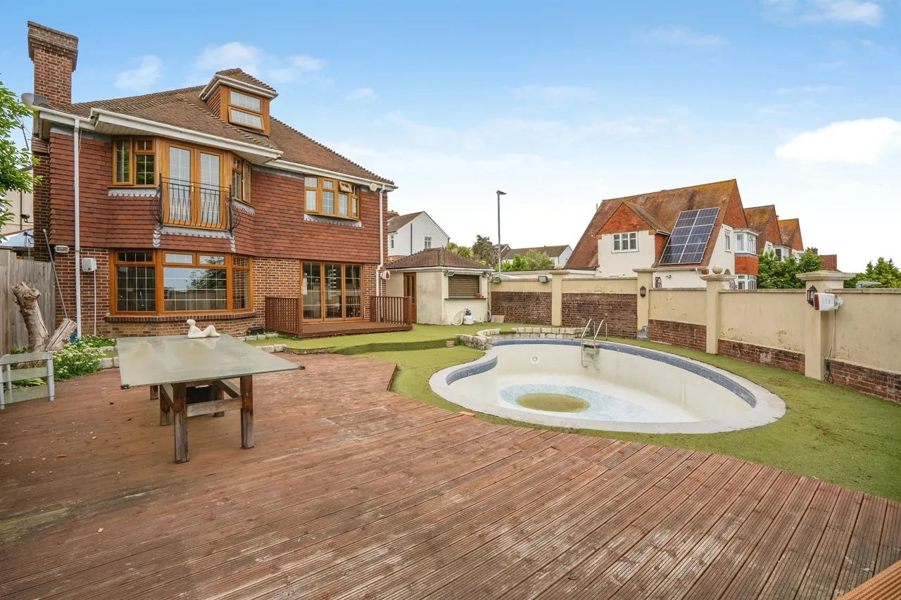 6 bed house for sale, Havant Road, Farlington, PO6
