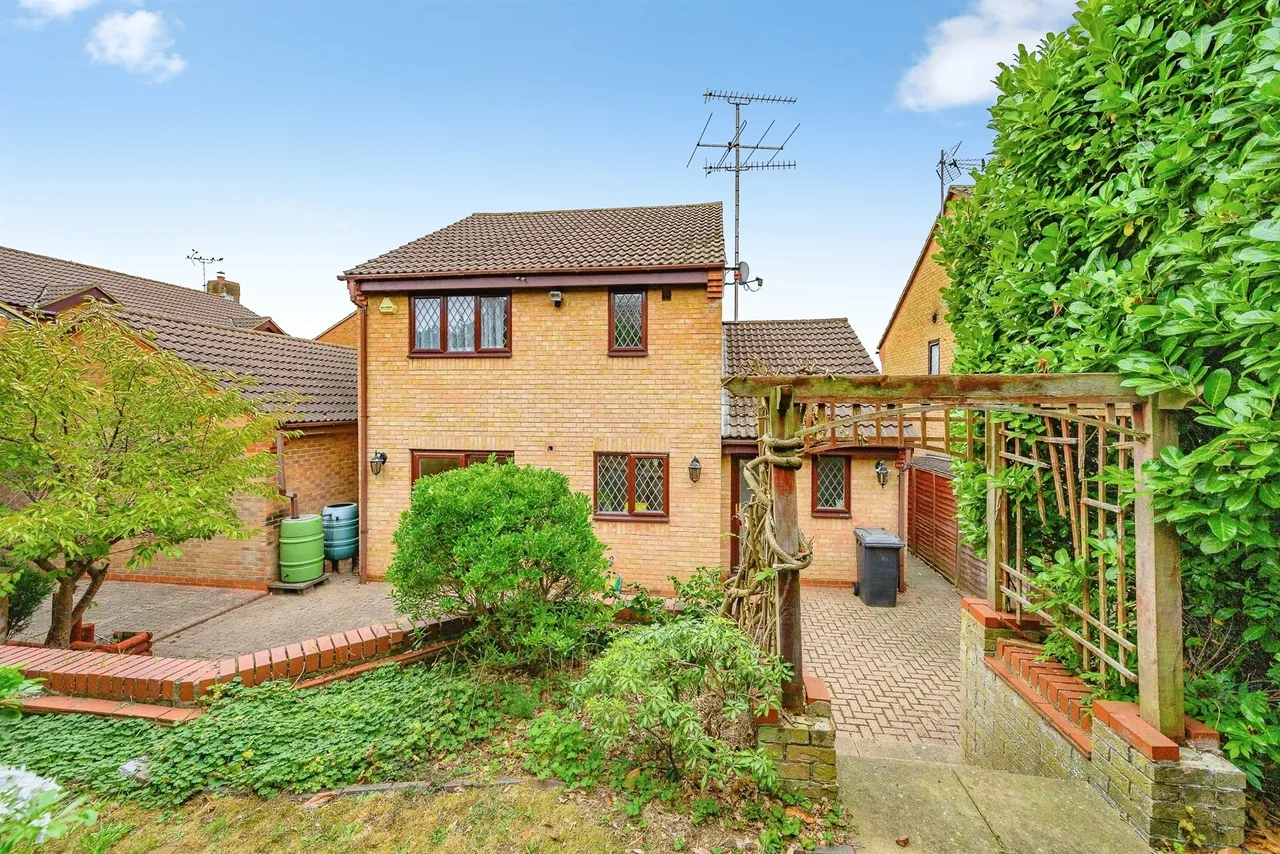 Launton Close, Luton, LU3, photo 2