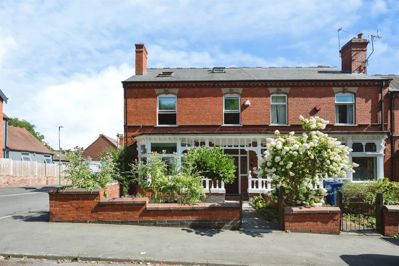 4 bed house for sale — Selborne Road, Dudley