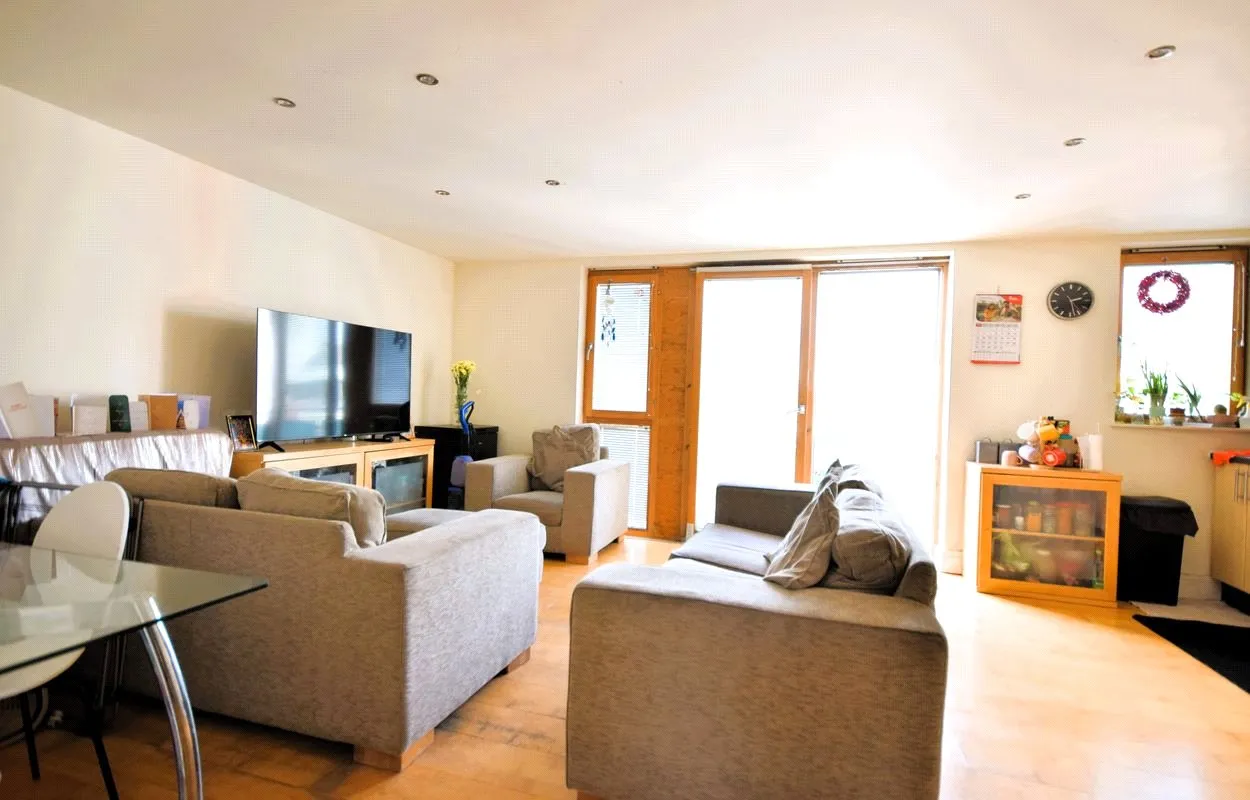 The Oaks Square, Epsom, Surrey, KT19 8AR, photo 2