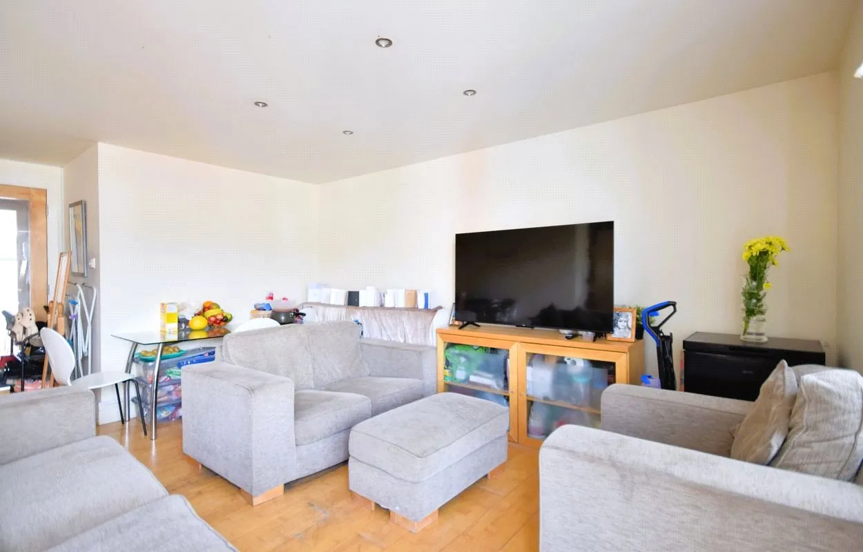 The Oaks Square, Epsom, Surrey, KT19 8AR, photo 3