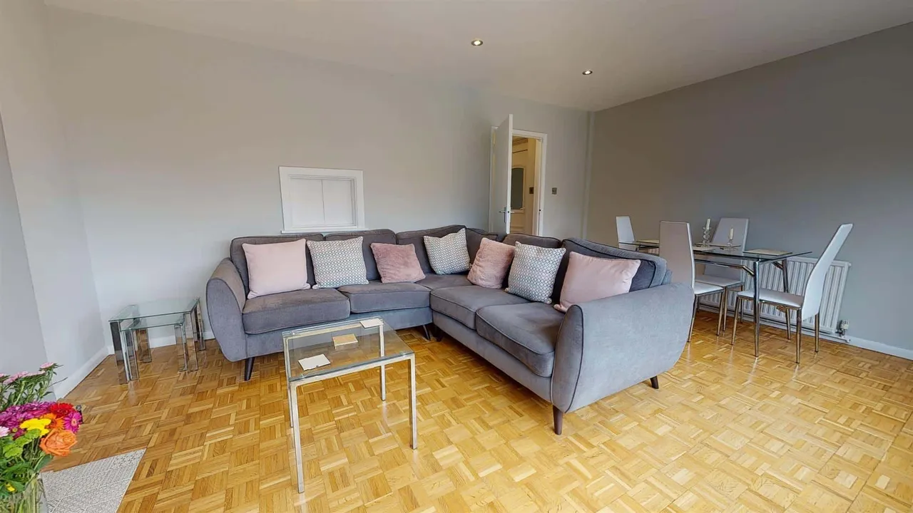 Connaught Avenue, Loughton, photo 2