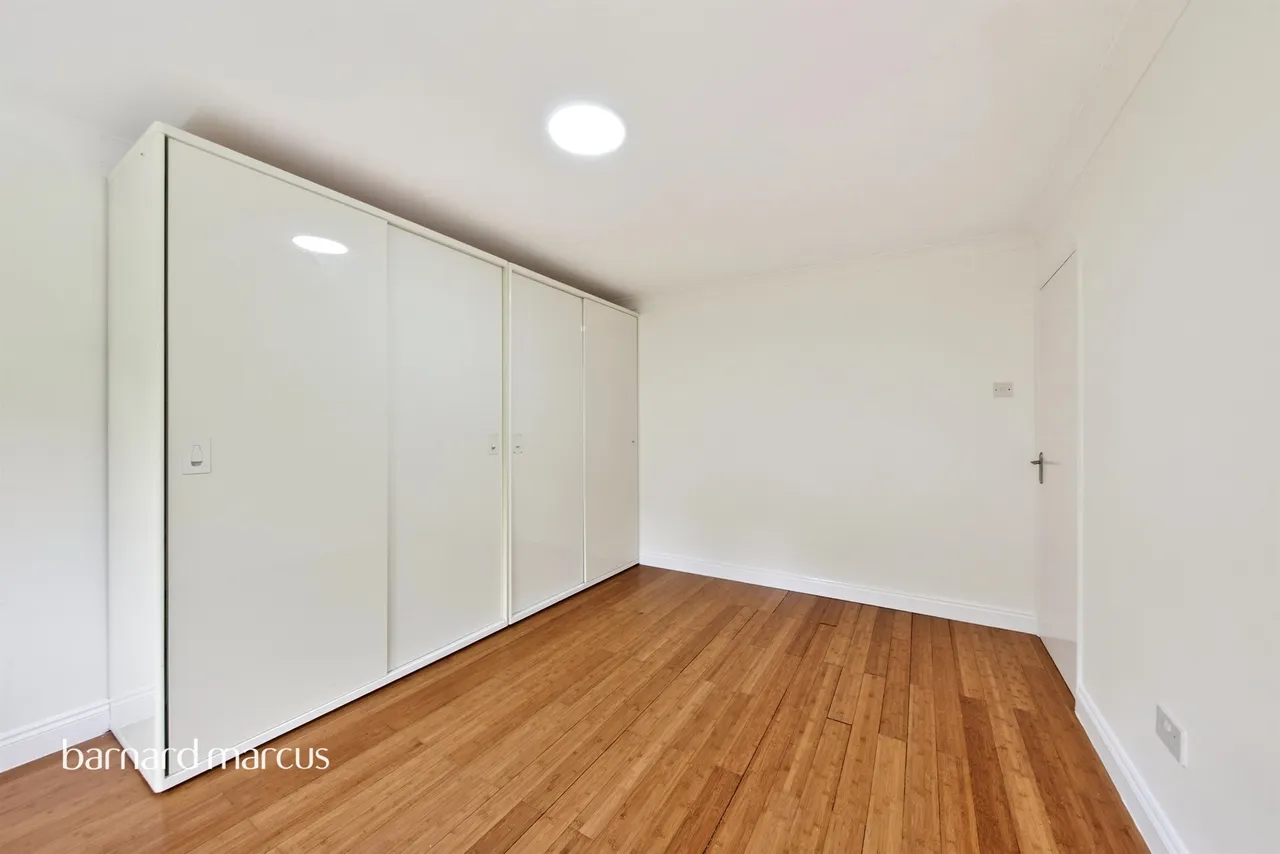 Holden Road, London, N12, photo 12