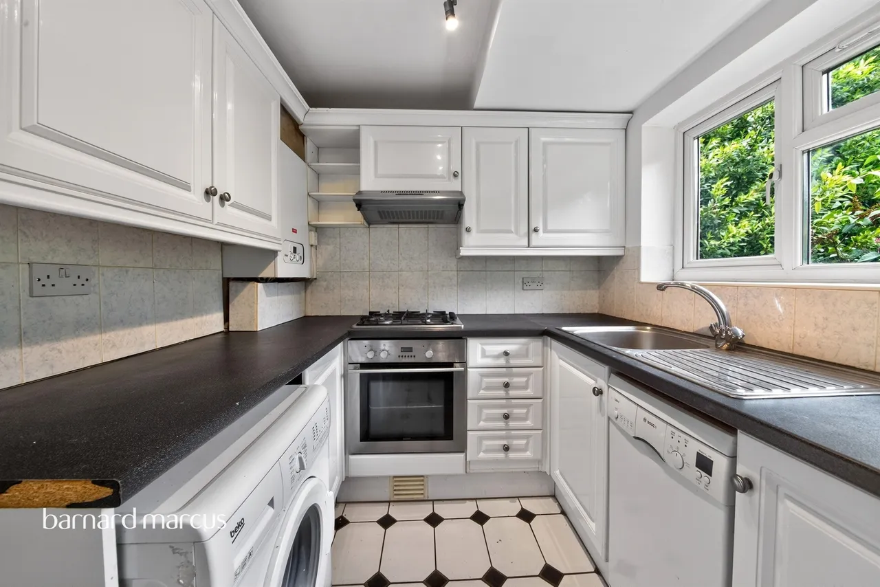 Holden Road, London, N12, photo 2