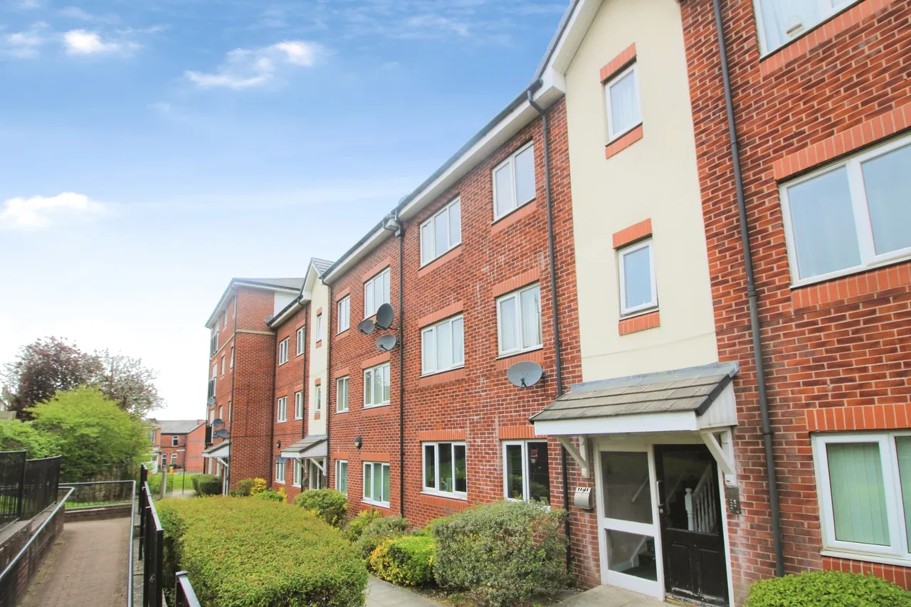 2 bed flat to rent, New Road, Radcliffe, M26