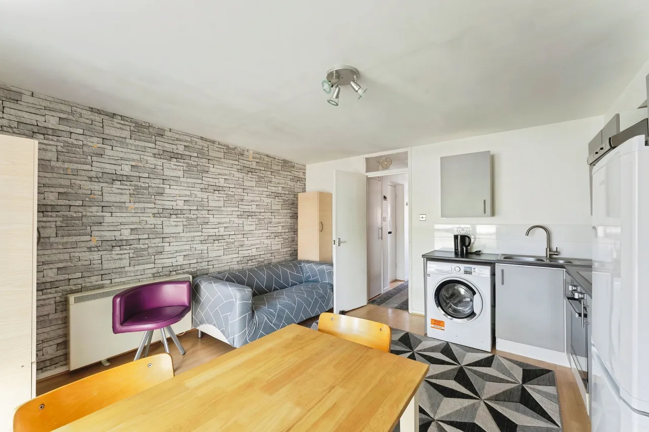 Radlett Close, London, E7, photo 13