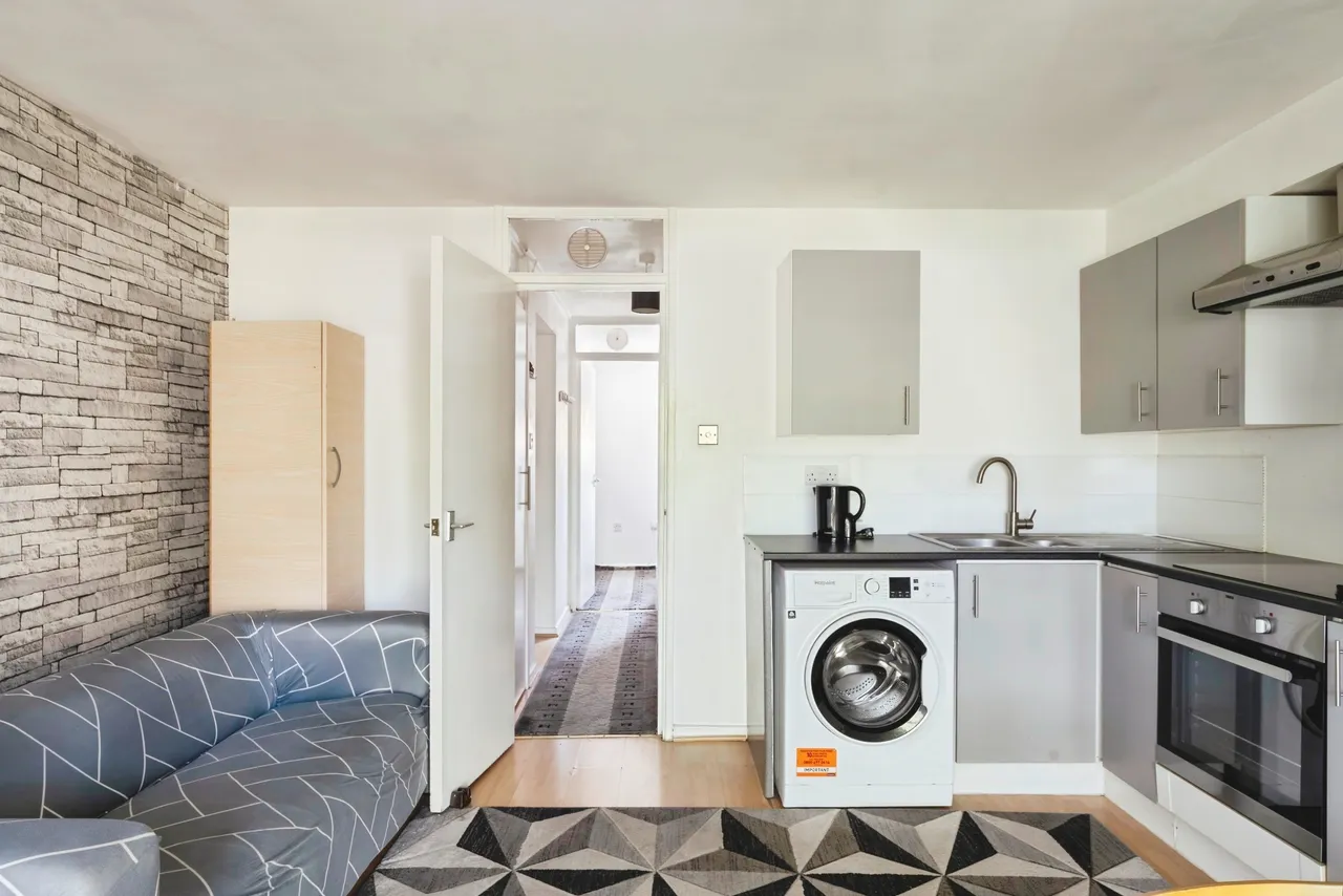 Radlett Close, London, E7, photo 3