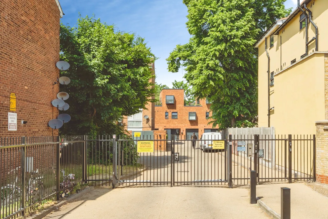 1 bed flat for sale, Radlett Close, London, E7