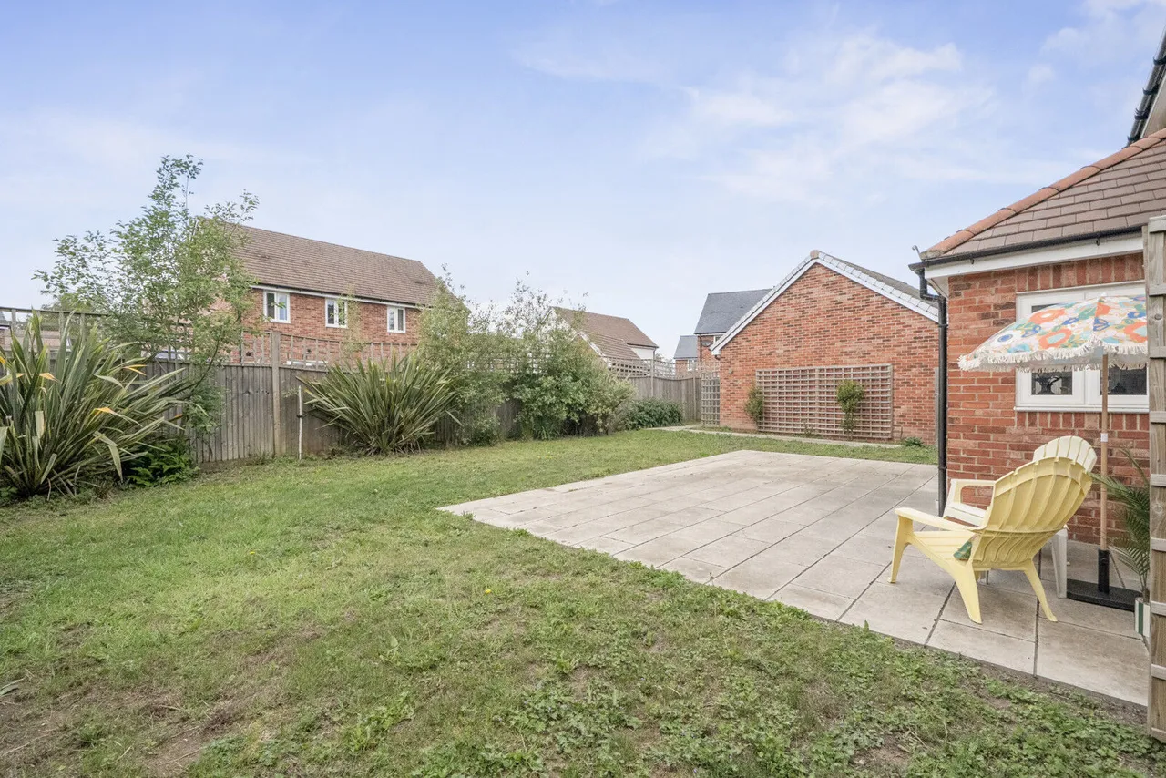 Honor Avenue, Burghfield Common, RG7, photo 4