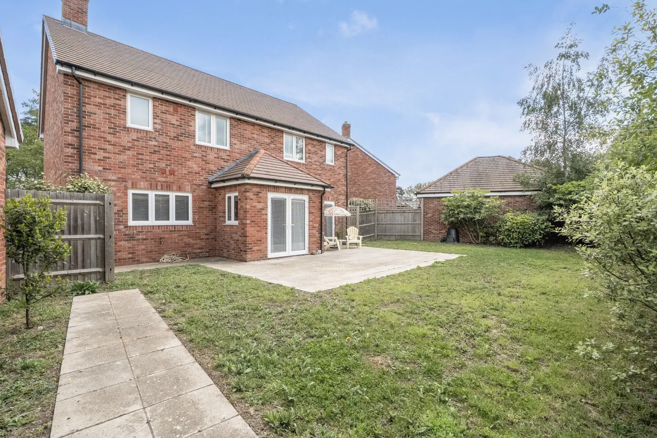 Honor Avenue, Burghfield Common, RG7, photo 23
