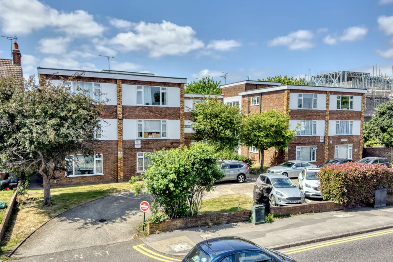 2 bed flat for sale — Highstone Court, Wanstead