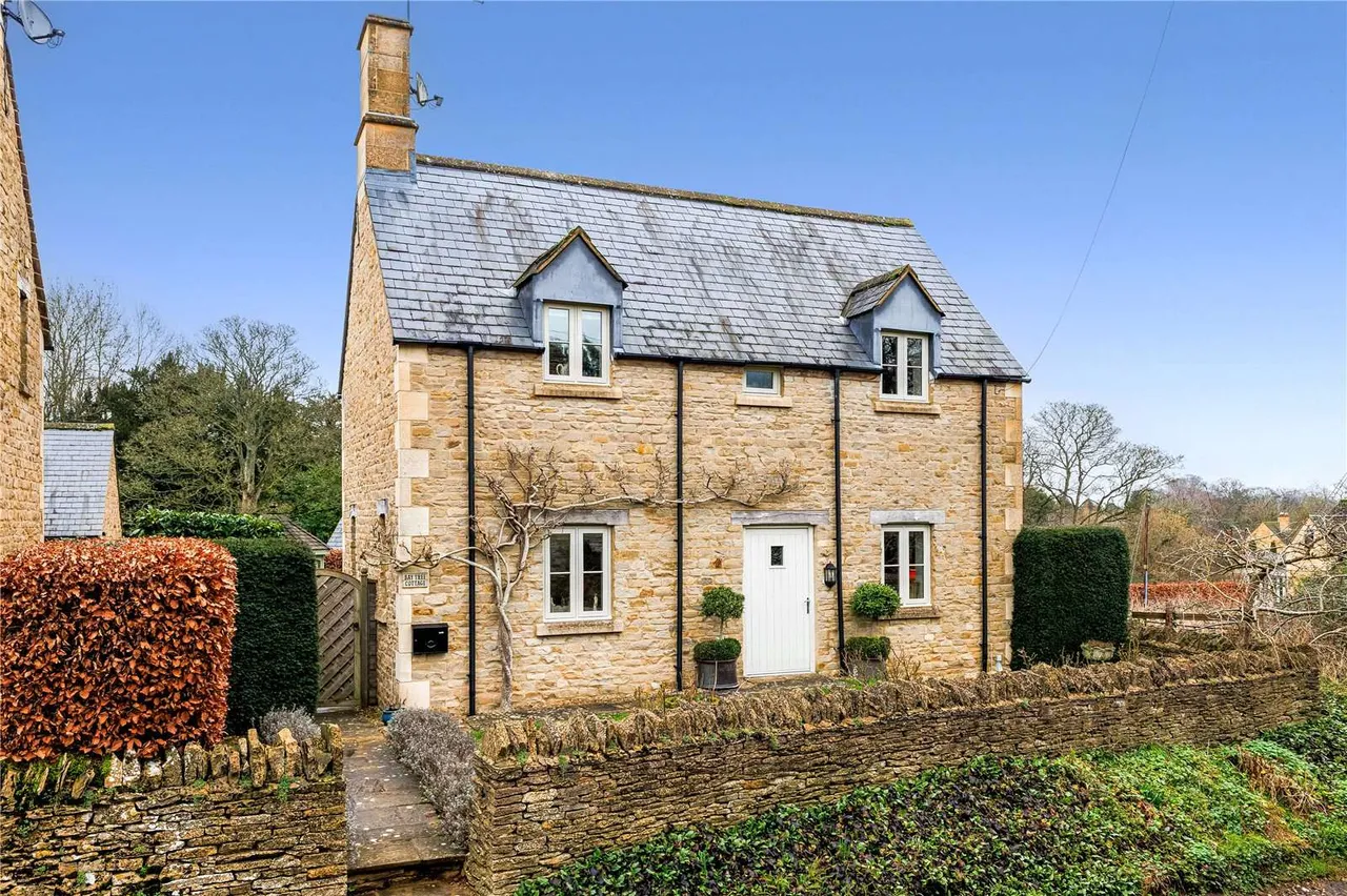 3 bed house for sale — Broadwell, Moreton-in-Marsh, Gloucestershire, GL56 0UF