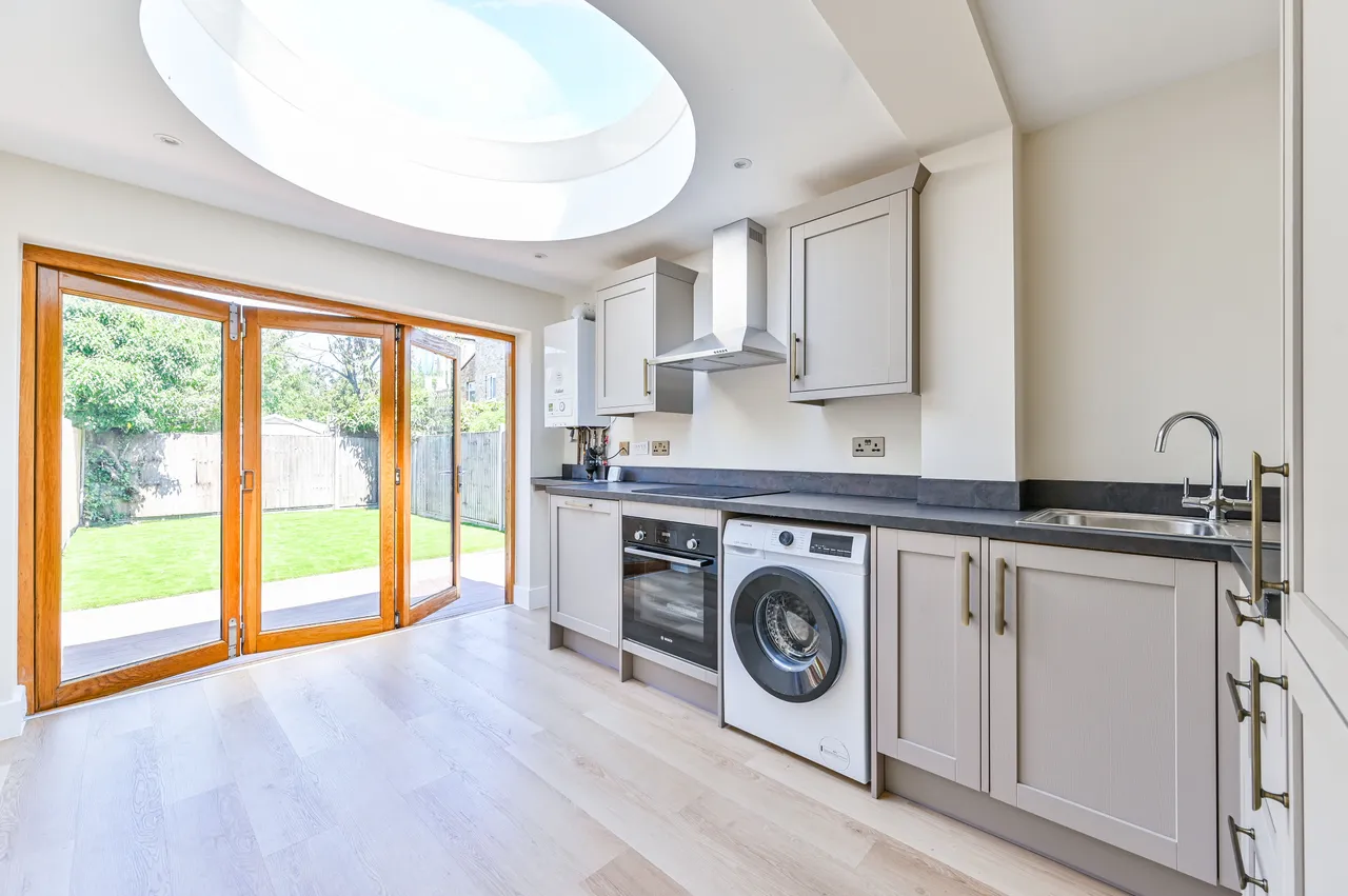 Flat B, 31 Evering Road, London, photo 2