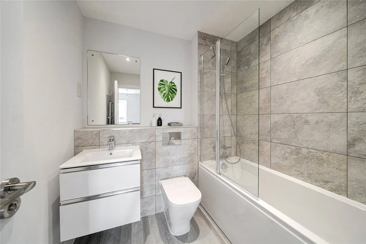 Fuggle Hop Close, Tongham, Farnham, Surrey, GU10 1GQ, photo 6