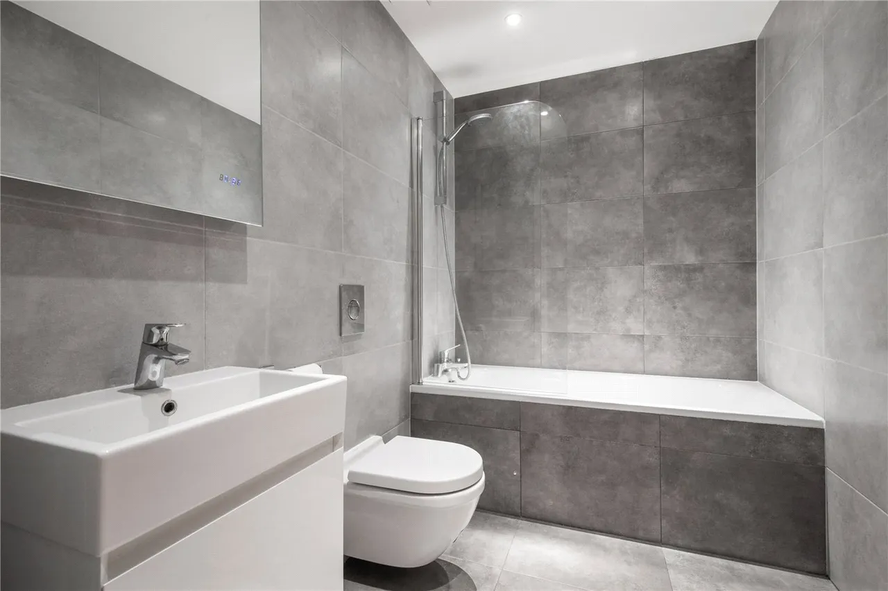 2 bed flat for sale — Adelaide Road, London, E10