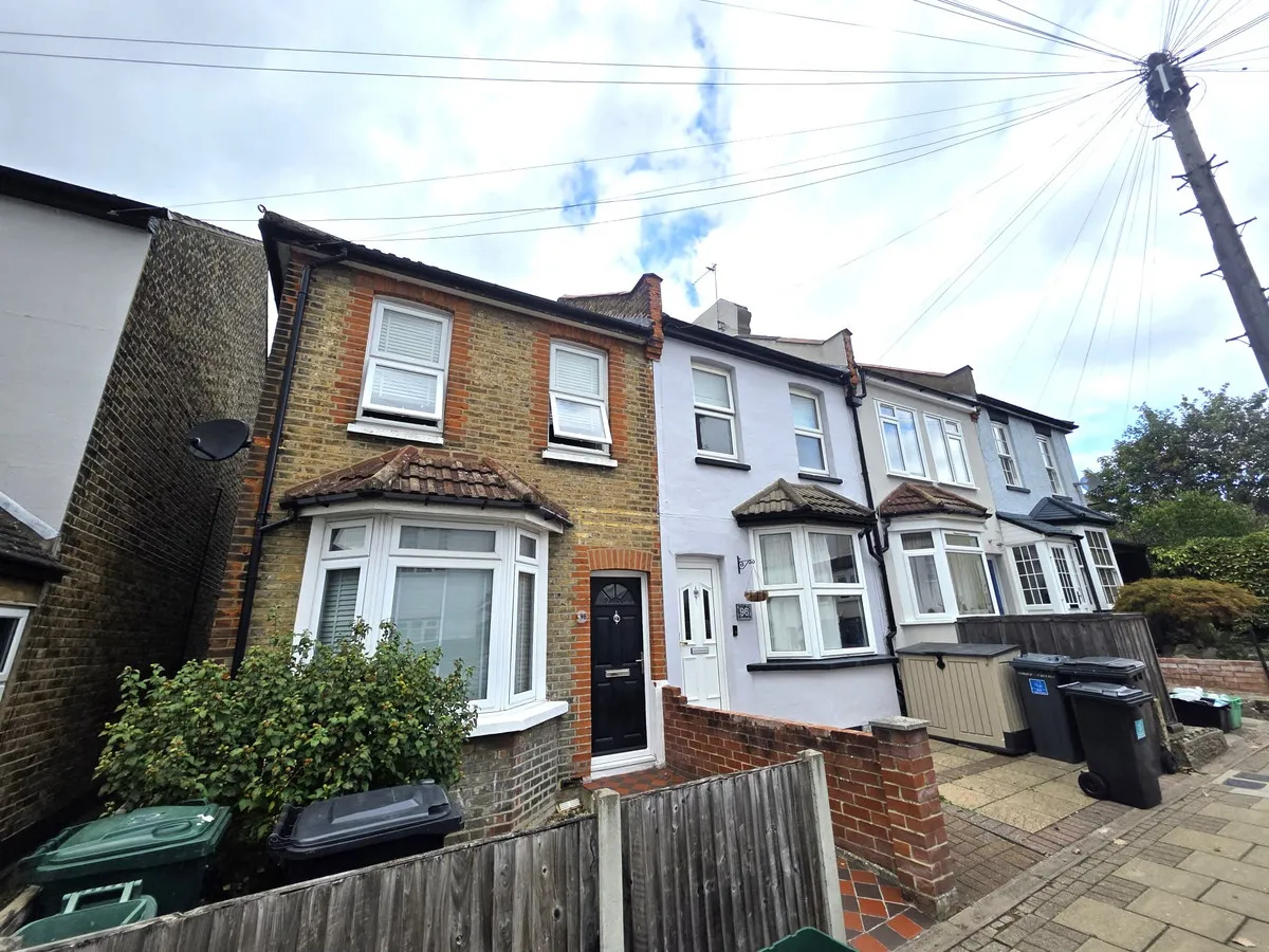 2 bed house to rent, Canon Road, Bromley, BR1