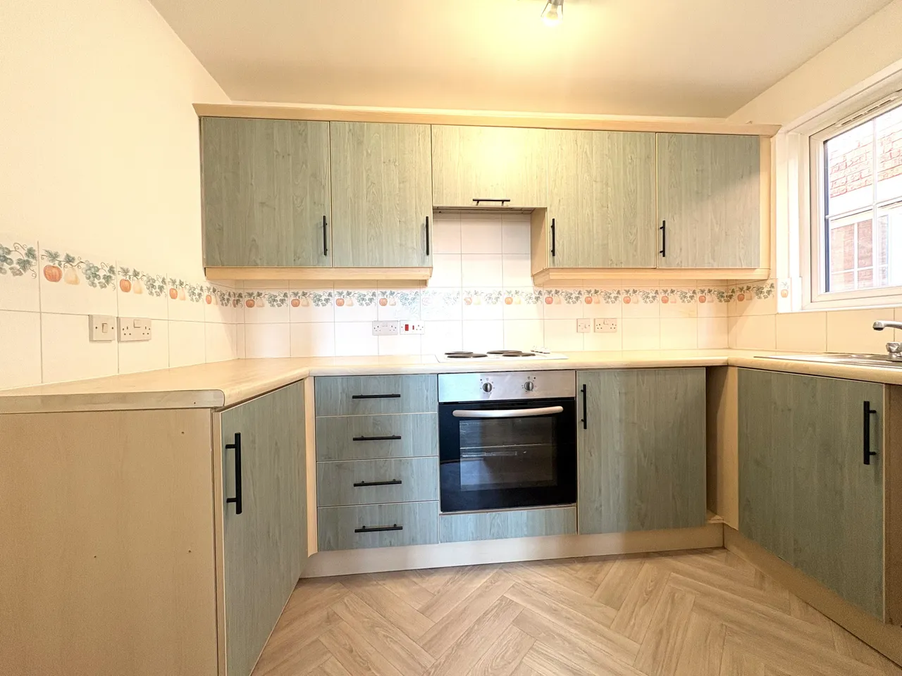 Heathcote Close, CH2, photo 2