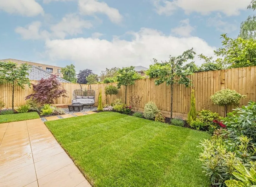 Walton Court Gardens, Weybridge, KT12, photo 8
