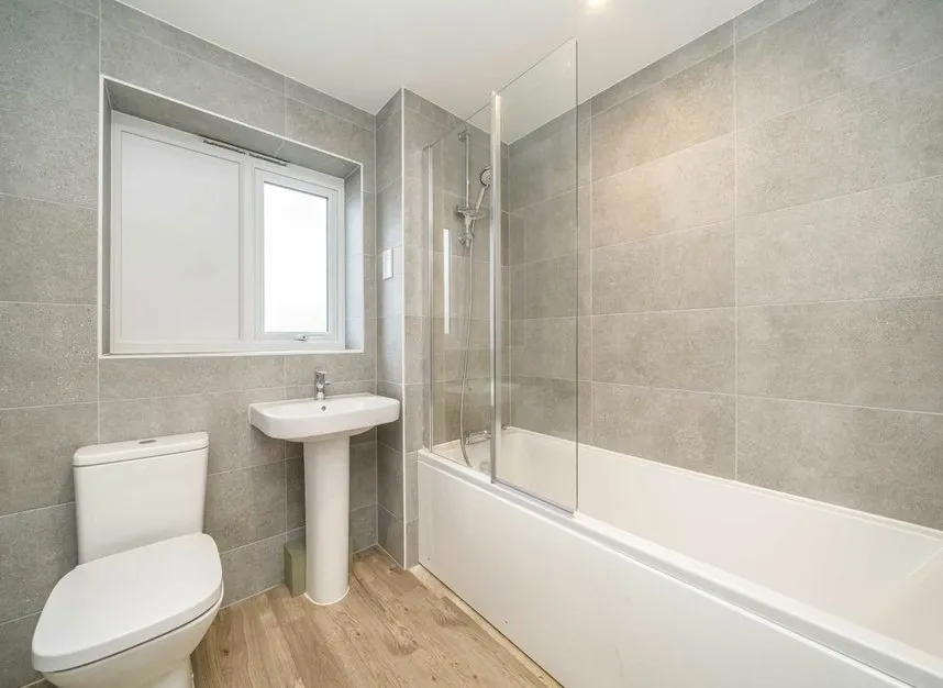 Walton Court Gardens, Weybridge, KT12, photo 6