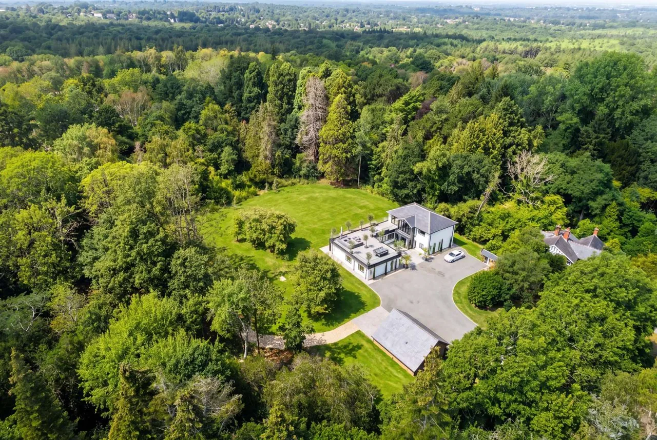 D'Abernon Chase, Oxshott, KT22, photo 3