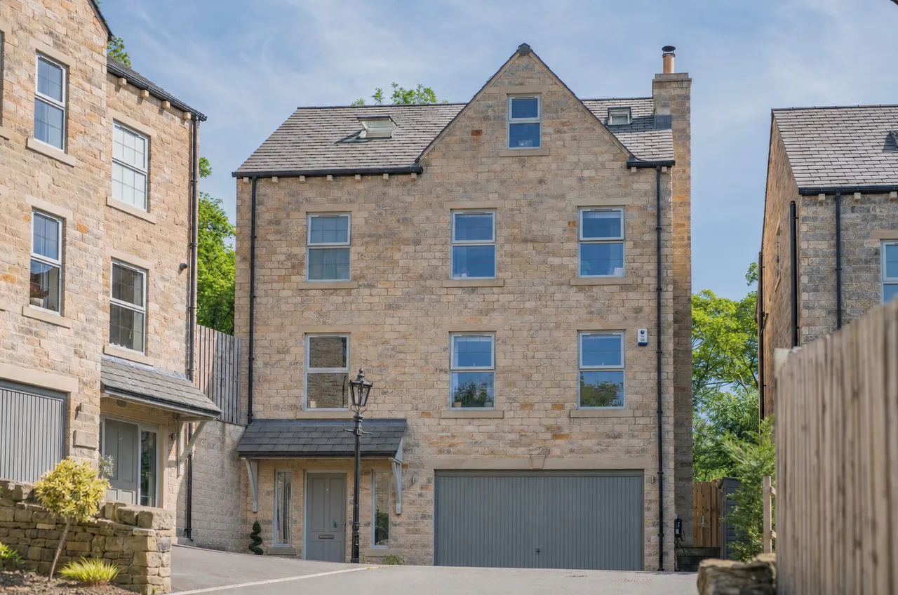 5 bed house for sale, Riverbank House, River Holme View, HD9
